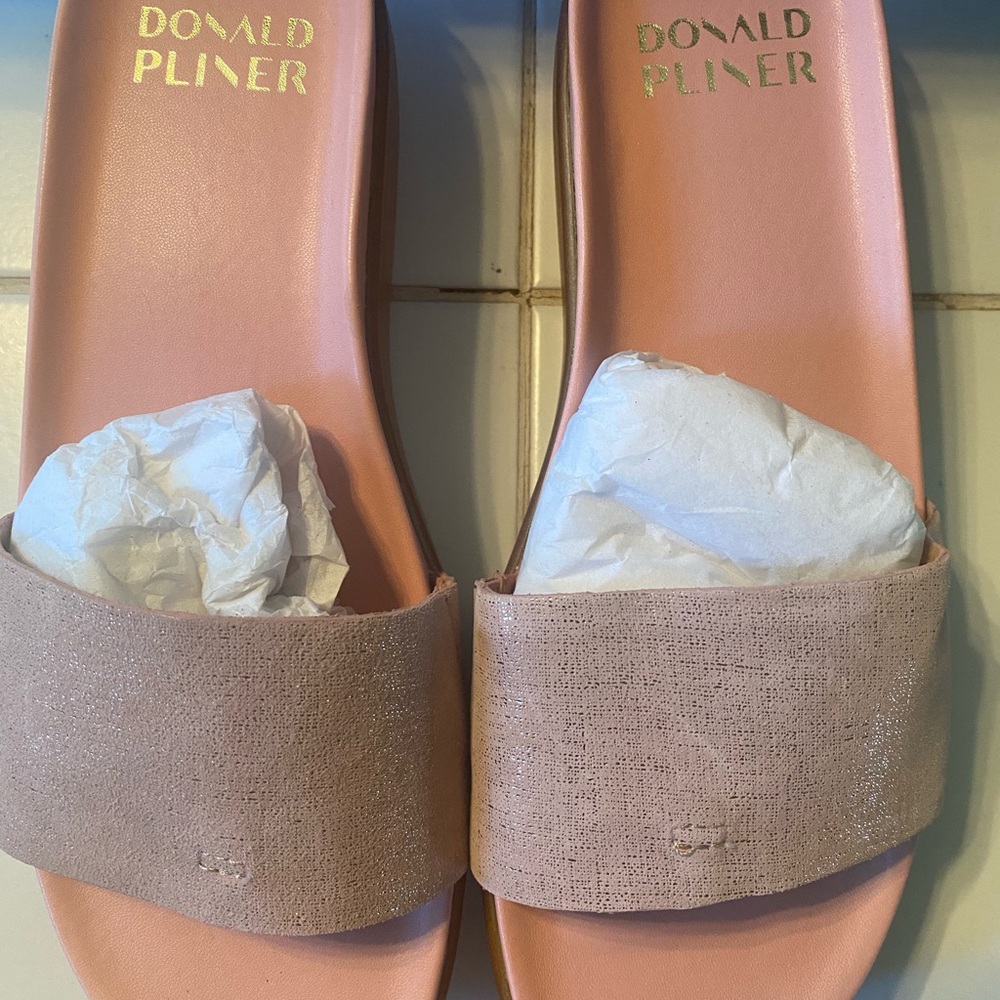 NEW never worn Donald Pliner Fifi Sandal - distressed metallic blush